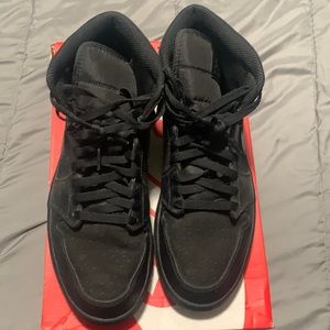 Jordan Retro 1 mids